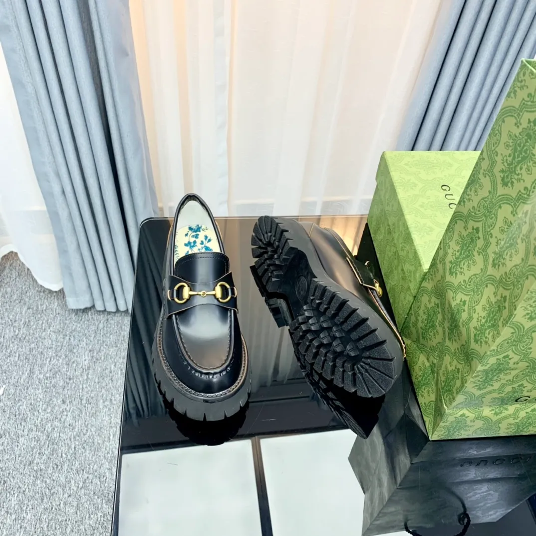 👟👟Ex-factory price 480👟👟 Women's shoes, women's gucci loafers, original development, 1:1 replica, welcome to compare with the original version. (Original coding process) Size: 35-40 (34/41 customized) Fabric: Cowhide open edge beads Inner: Original printed water-dyed sheep lining (never fade) Outsole: Original combination outsole, genuine leather edge strips Packaging: Full counter packaging (+ handbag)
